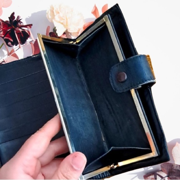 CHANEL Vintage Caviar Leather CC Bifold Wallet – Black -Rare Vintage - Picture 6 of 7